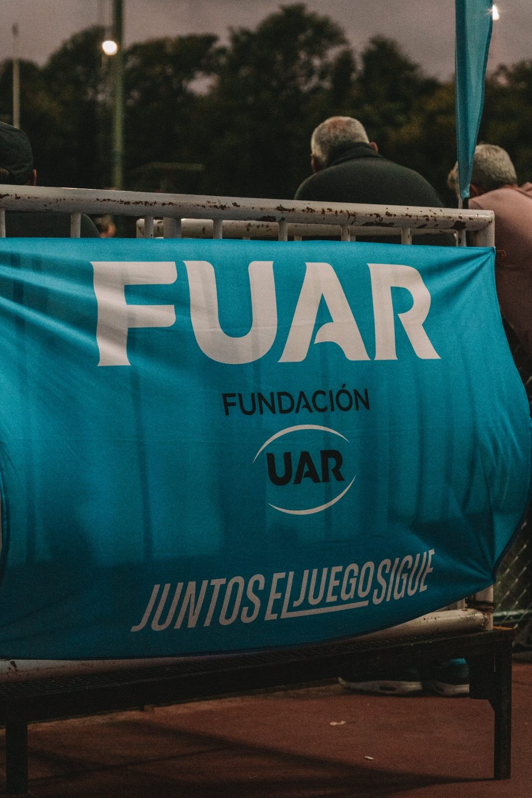 Bandera de Fundación UAR colgada en la baranda de la tribuna